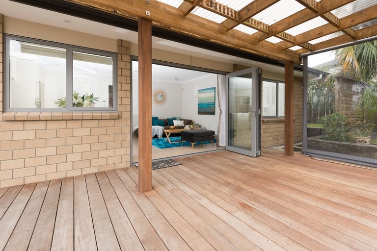 Photo of property in 39 Royal View Road, Te Atatu South, Auckland, 0610