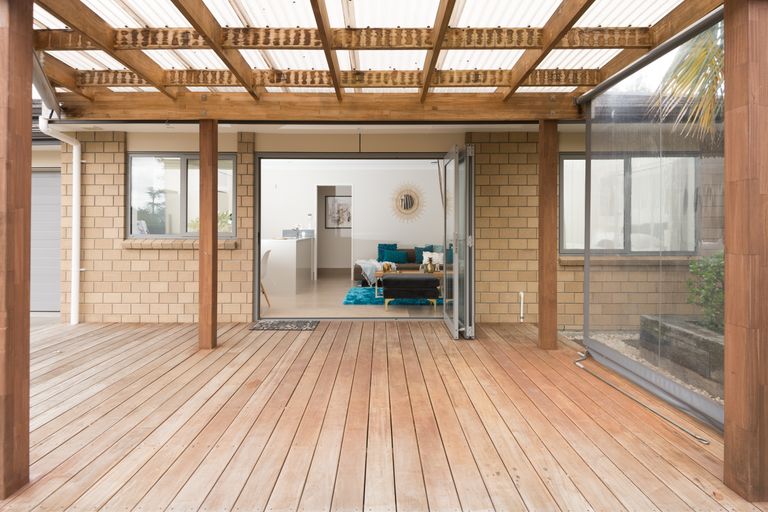 Photo of property in 39 Royal View Road, Te Atatu South, Auckland, 0610