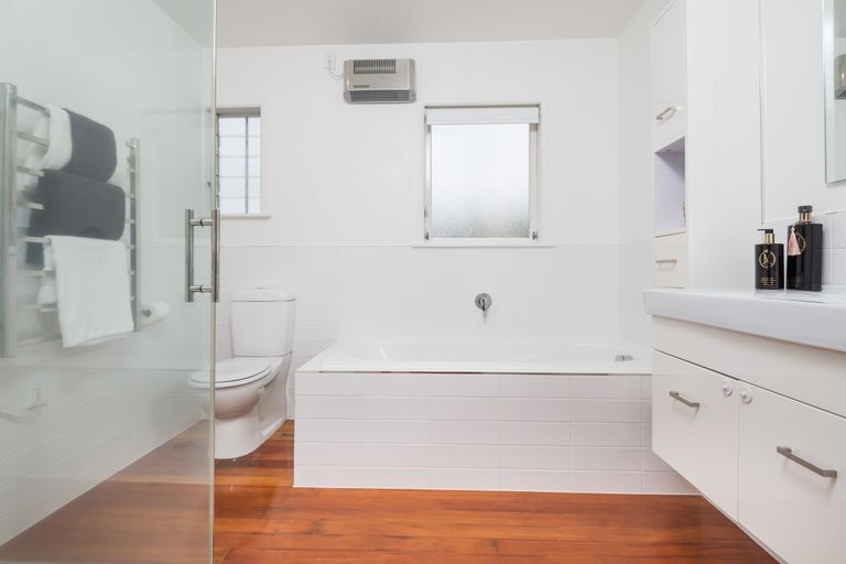 Photo of property in 39 Royal View Road, Te Atatu South, Auckland, 0610