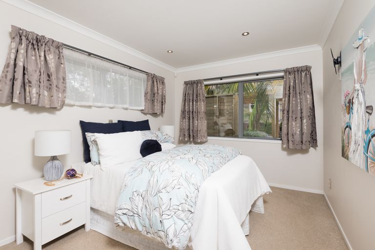 Photo of property in 39 Royal View Road, Te Atatu South, Auckland, 0610