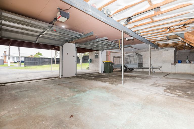 Photo of property in 39 Royal View Road, Te Atatu South, Auckland, 0610