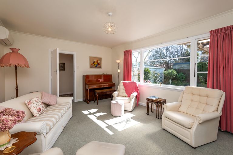 Photo of property in 37 Holly Road, St Albans, Christchurch, 8014