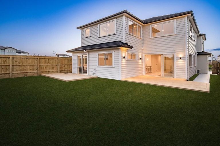 Photo of property in 35 Hayfield Way, Karaka, Papakura, 2113