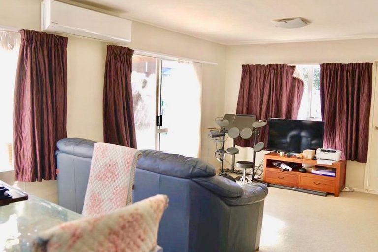 Photo of property in 5 Newington Road, Henderson, Auckland, 0612