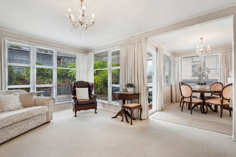 Photo of property in 18 Selwyn Crescent, Forrest Hill, Auckland, 0620