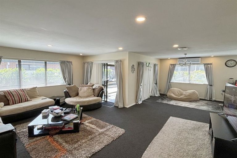 Photo of property in 1 Brockhall Lane, Avonhead, Christchurch, 8042