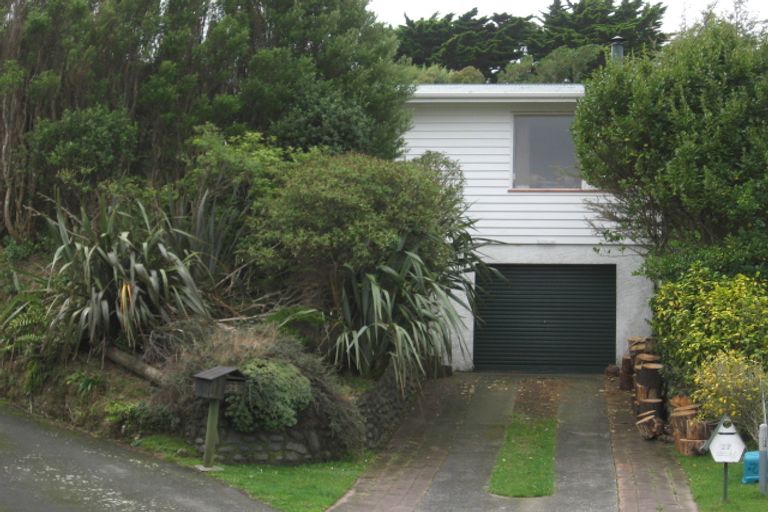 Photo of property in 27 Griffiths Grove, Newlands, Wellington, 6037