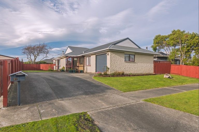 Photo of property in 37 Peppertree Glade, Kelvin Grove, Palmerston North, 4414