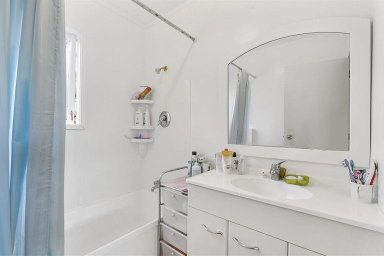 Photo of property in 44 Tamahere Drive, Glenfield, Auckland, 0629