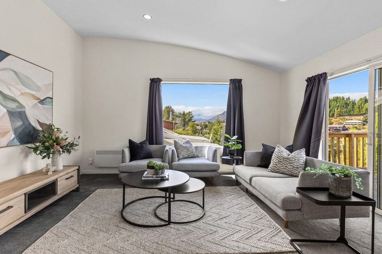Photo of property in 32 Dart Place, Fernhill, Queenstown, 9300
