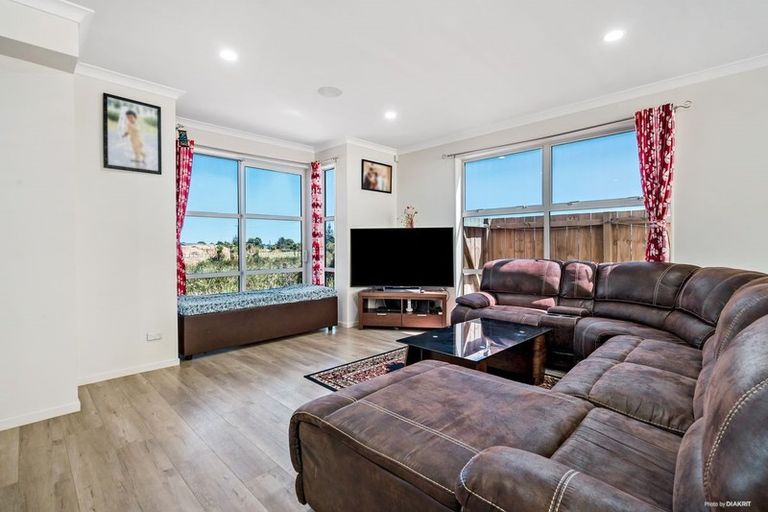 Photo of property in 9 Taupinga Way, Takanini, 2112