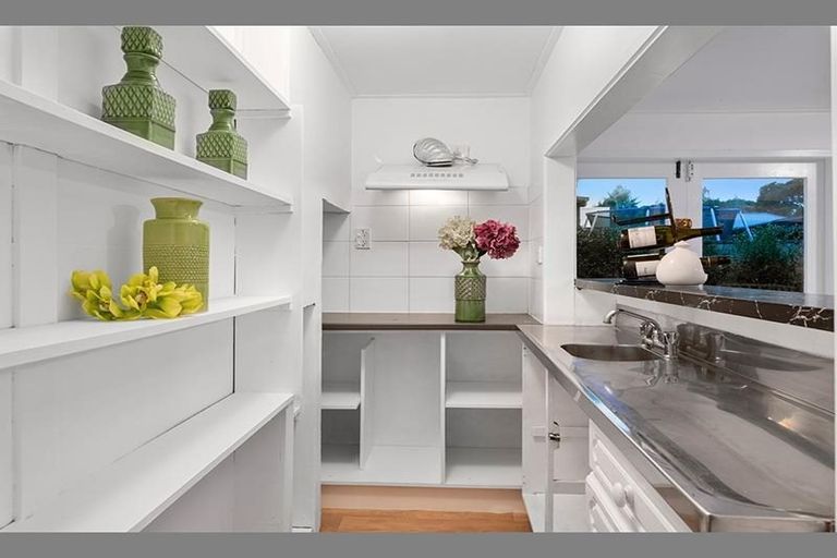 Photo of property in 40 Valley View Road, Glenfield, Auckland, 0629