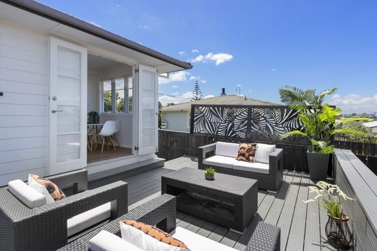 Photo of property in 32 Neil Avenue, Te Atatu Peninsula, Auckland, 0610