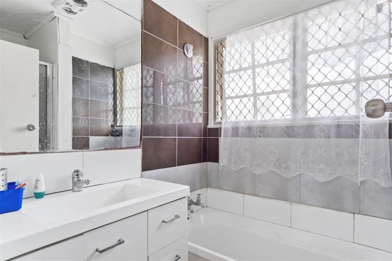 Photo of property in 28 Ewbank Place, Manurewa, Auckland, 2102