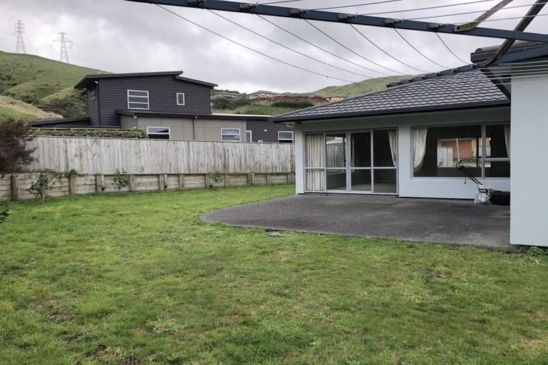 Photo of property in 5 Yarnbrook Grove, Churton Park, Wellington, 6037