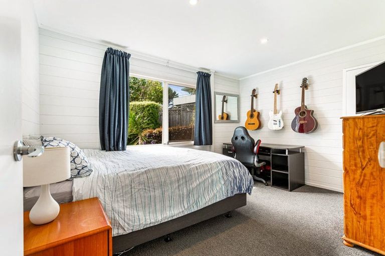 Photo of property in 2/12 Ballini Rise, West Harbour, Auckland, 0618