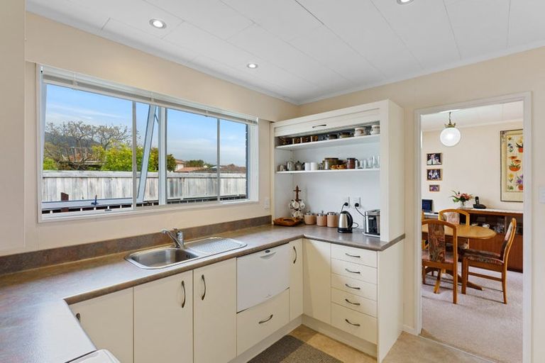 Photo of property in 11 Rewarewa Crescent, Waikanae, 5036