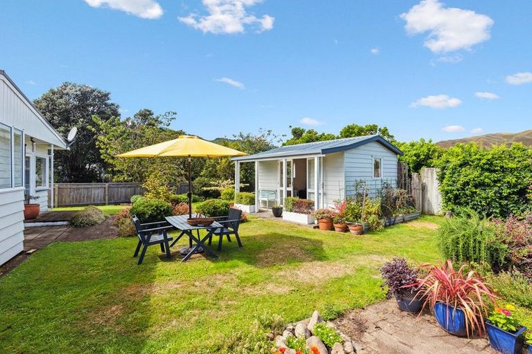 Photo of property in 6 Kaikomako Road, Waikanae, 5036
