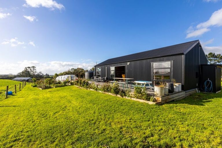 Photo of property in 237 Croydon Road, Midhirst, Stratford, 4394