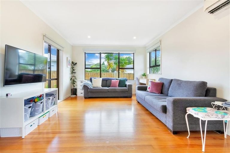 Photo of property in 9 Graham Avenue, Te Atatu Peninsula, Auckland, 0610