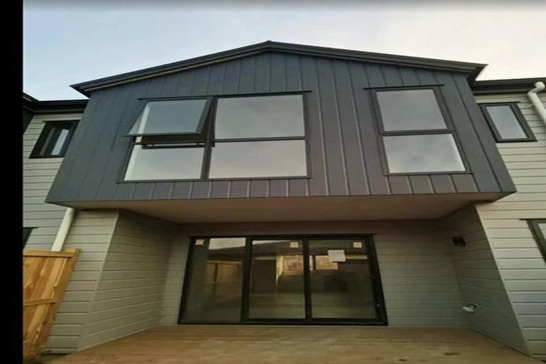 Photo of property in 10e Roberts Road, Te Atatu South, Auckland, 0610