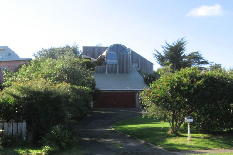 Photo of property in 19 Hughes Street, Waikanae Beach, Waikanae, 5036