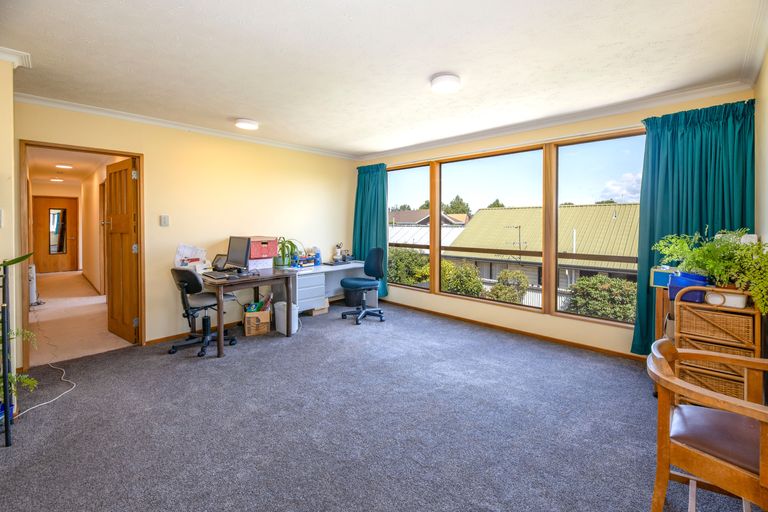 Photo of property in 10 Pyatt Place, Redwood, Christchurch, 8051
