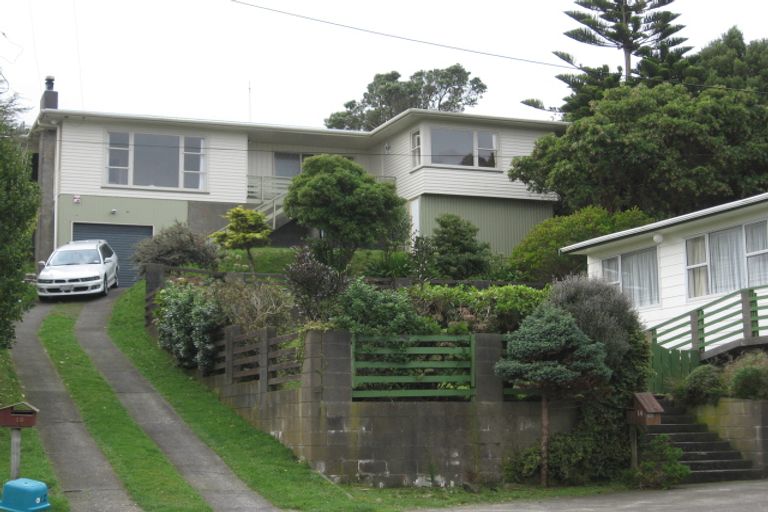 Photo of property in 16 Griffiths Grove, Newlands, Wellington, 6037