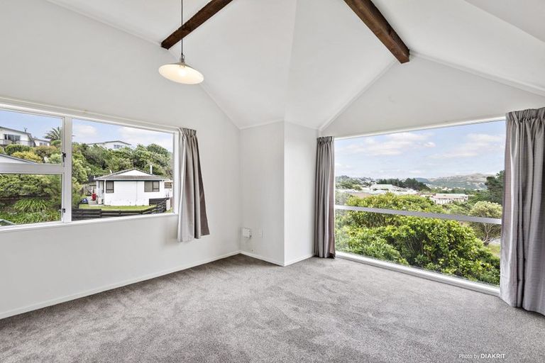 Photo of property in 5 Pimlico Place, Newlands, Wellington, 6037