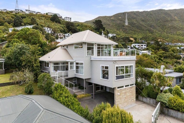 Photo of property in 43 Silverstream Road, Crofton Downs, Wellington, 6035