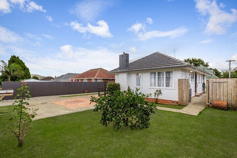 Photo of property in 32 Edwards Avenue, Henderson, Auckland, 0610