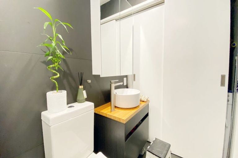 Photo of property in 1/165 Hobsonville Point Road, Hobsonville, Auckland, 0616