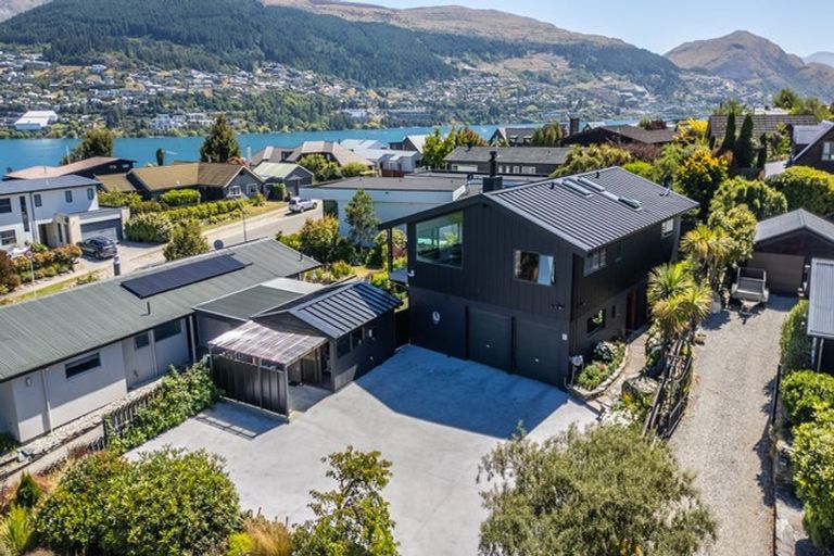 Photo of property in 18 Poplar Drive, Kelvin Heights, Queenstown, 9300
