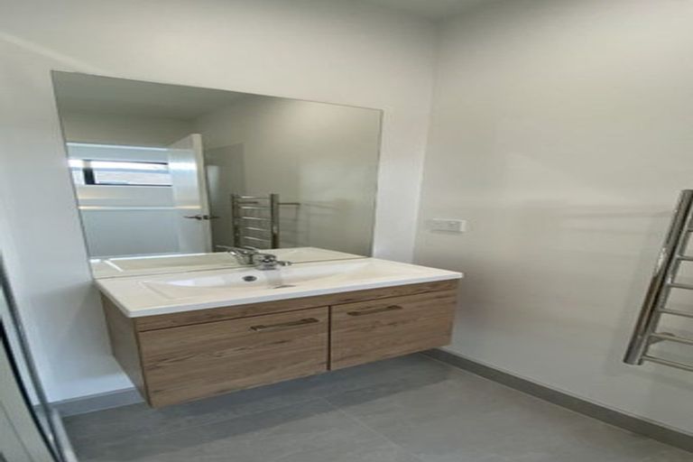 Photo of property in 2 Mikoikoi Crescent, Mangere Bridge, Auckland, 2022