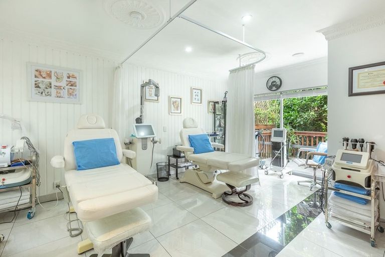 Photo of property in 44 Coroglen Avenue, Birkenhead, Auckland, 0626