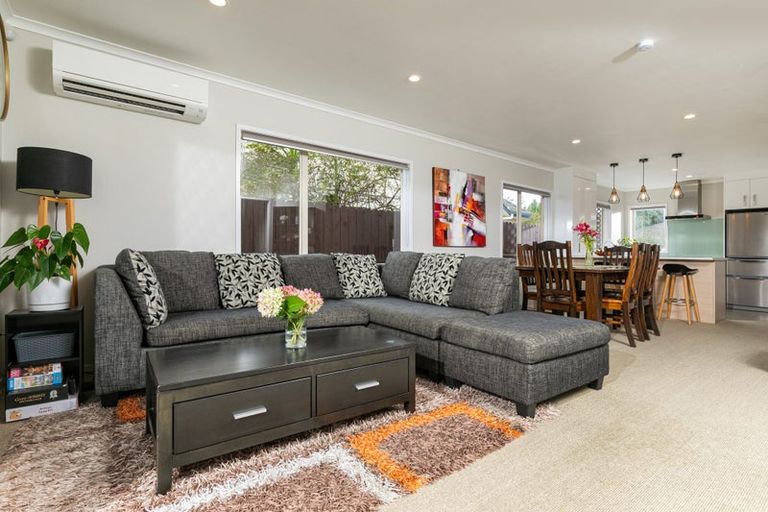 Photo of property in 8 Lucienne Drive, Ranui, Auckland, 0612