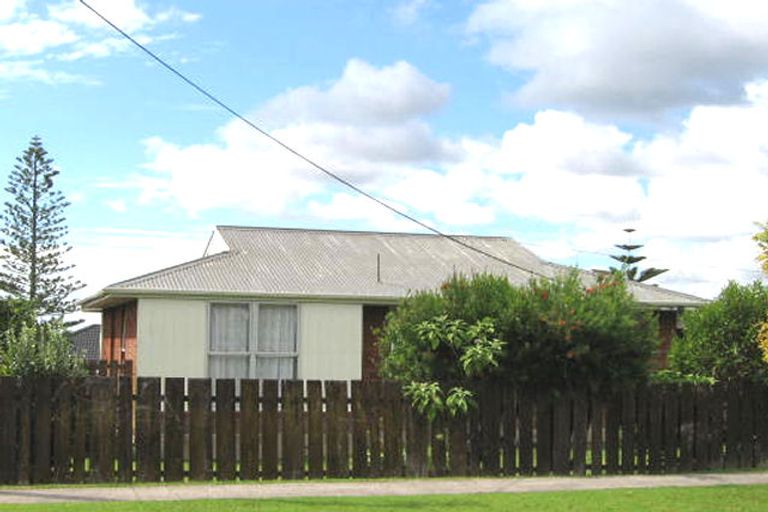 Photo of property in 2/1 Northall Road, New Lynn, Auckland, 0600