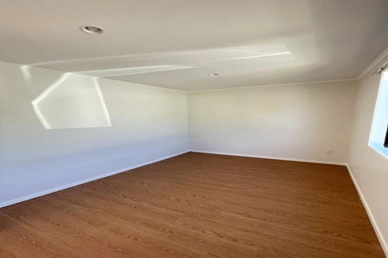 Photo of property in 16 Savoy Road, Glen Eden, Auckland, 0602