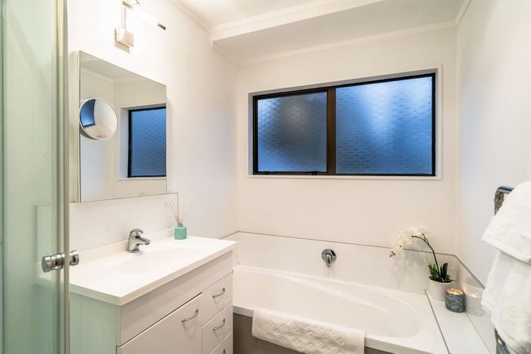 Photo of property in 2/7 Matipo Road, Te Atatu Peninsula, Auckland, 0610