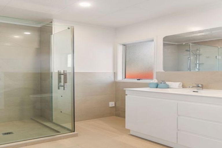 Photo of property in 40 Beach Road, Te Atatu Peninsula, Auckland, 0610