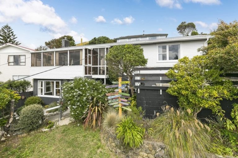 Photo of property in 13 Paparangi Crescent, Paparangi, Wellington, 6037