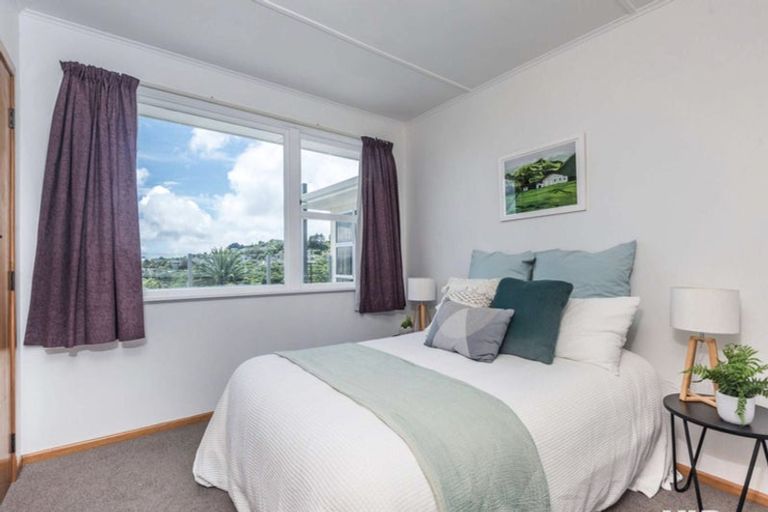 Photo of property in 5 Catherine Crescent, Paparangi, Wellington, 6037