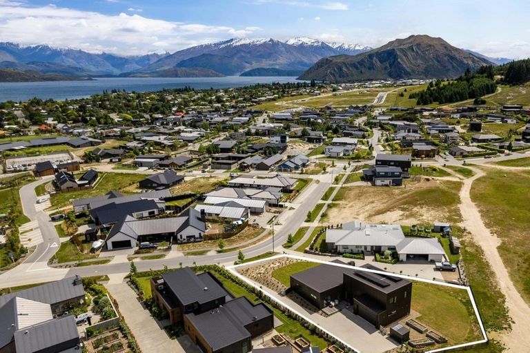 Photo of property in 18 Kotare Drive, Wanaka, 9305
