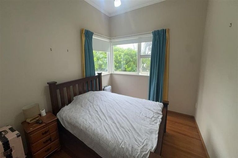 Photo of property in 42 Miromiro Road, Normandale, Lower Hutt, 5010