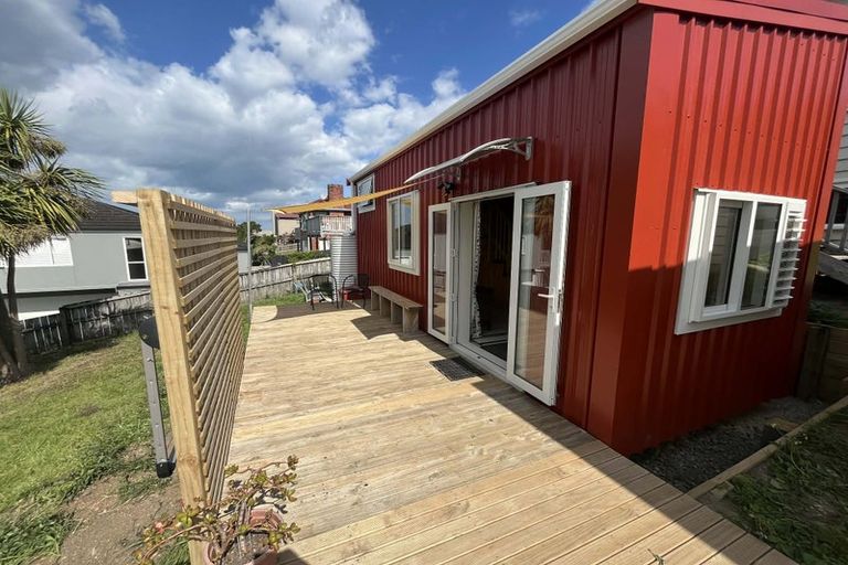Photo of property in 51 Onewa Road, Northcote, Auckland, 0627