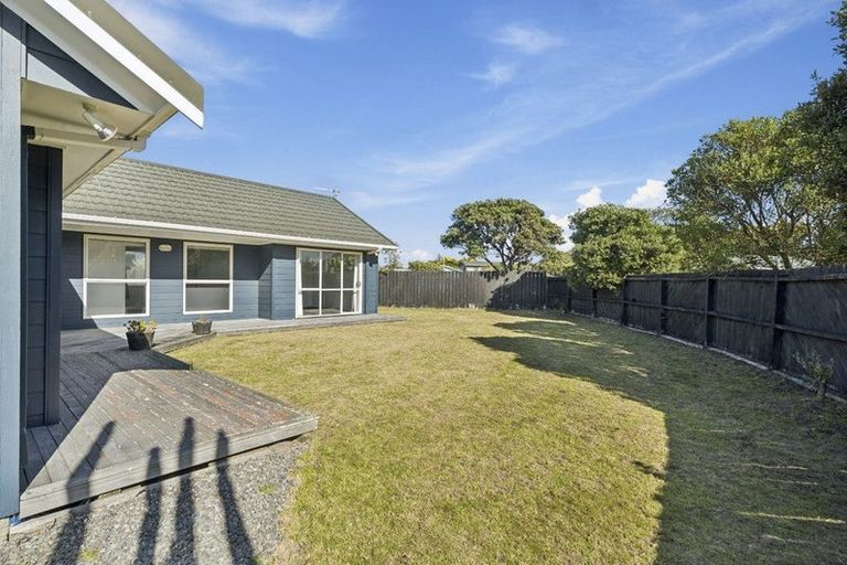 Photo of property in 5 Adrian Grove, Waikanae Beach, Waikanae, 5036