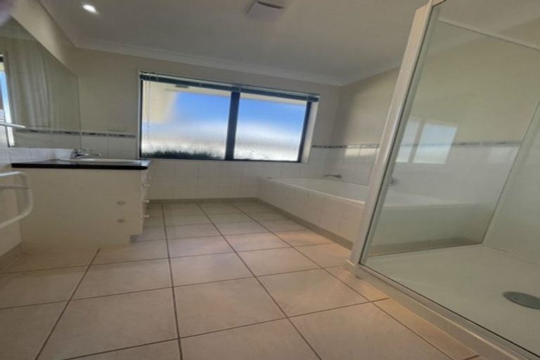 Photo of property in 12 Lansell Drive, East Tamaki Heights, Auckland, 2016