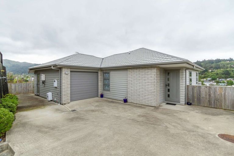Photo of property in 32 Speldhurst Grove, Stokes Valley, Lower Hutt, 5019