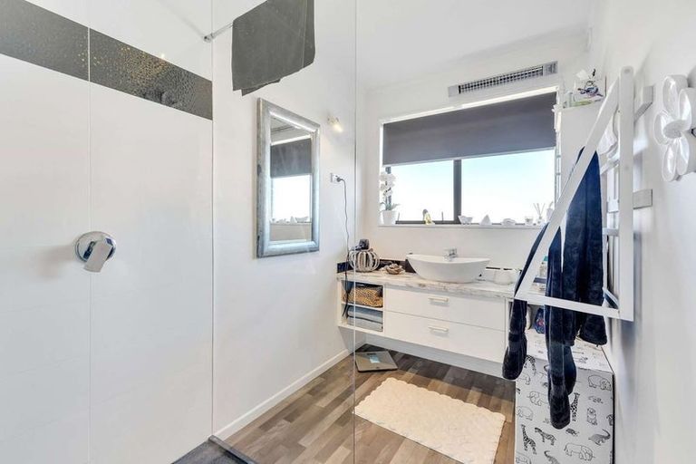 Photo of property in 2/502 Devon Street East, Strandon, New Plymouth, 4312