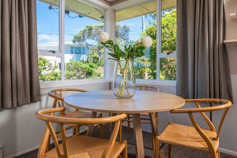 Photo of property in 8 Link Road, Newlands, Wellington, 6037